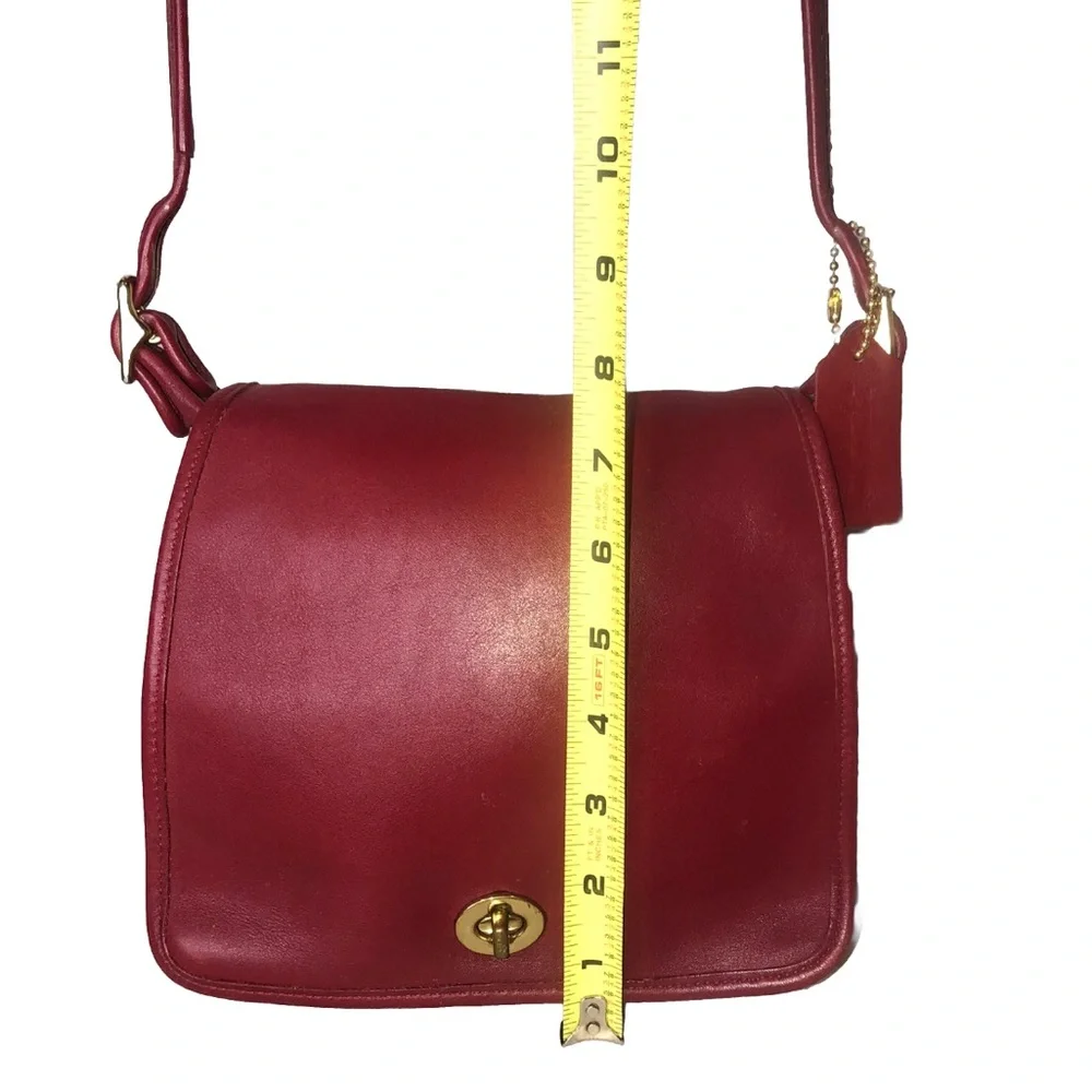 Vintage COACH COMPANION Red Gloved Tanned Turn Lock Crossbody Bag USA 9715